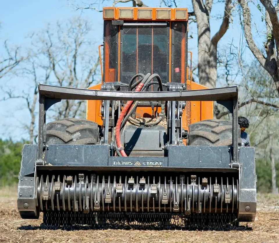 Front view of an articulated forestry mulcher and its drum head